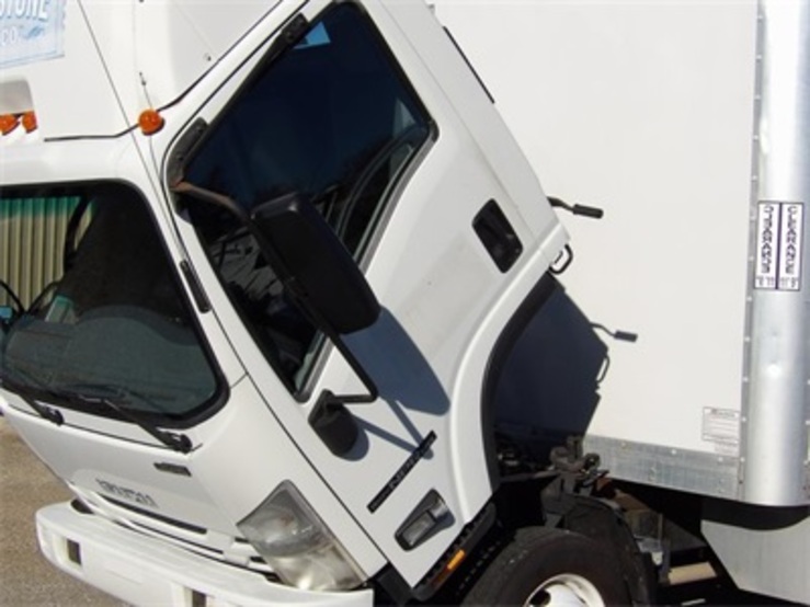 2016 Isuzu NPR HD - Photo 13